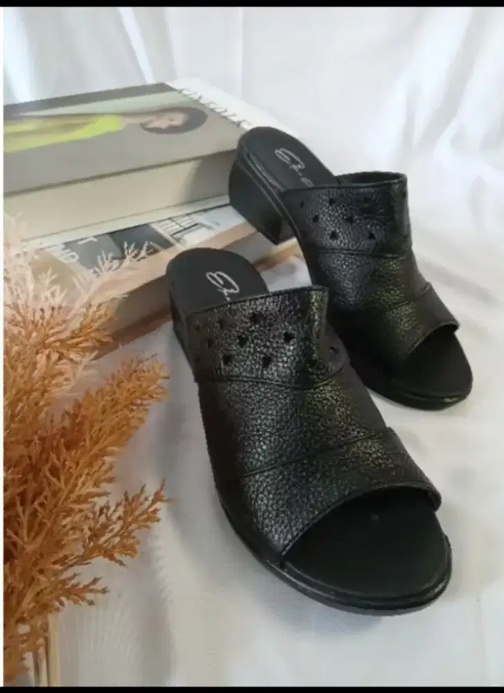 Sandal kulit warna hitam