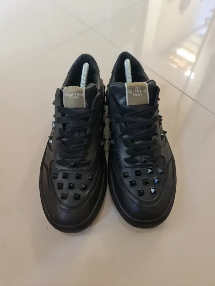 178. Sepatu Pria Valentino Garavani Rockstud Black Sneakers Leather