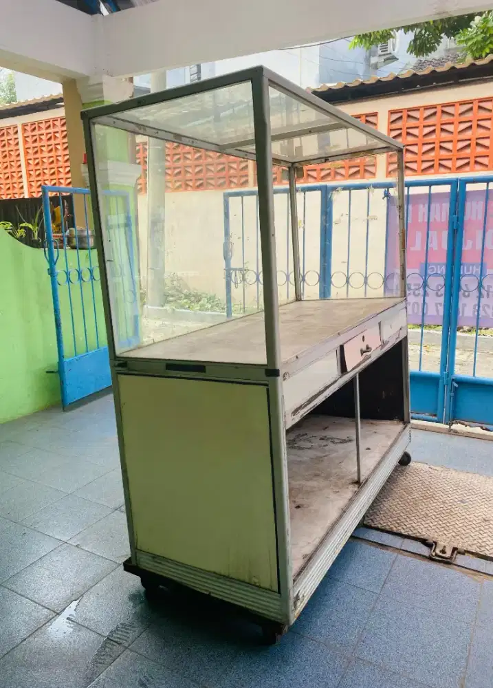 Etalase Kaca Jualan Warung
