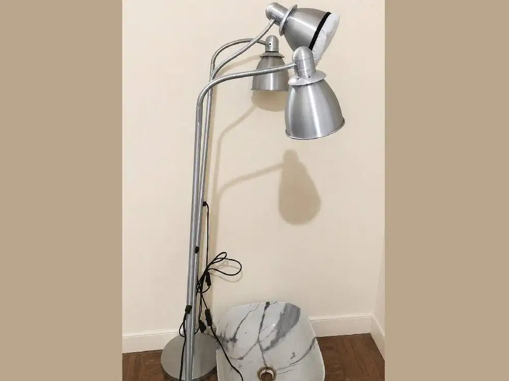 LAMPU LANTAI/BACA, LERSTA, ALUMUNIUM EFEK KROM.
