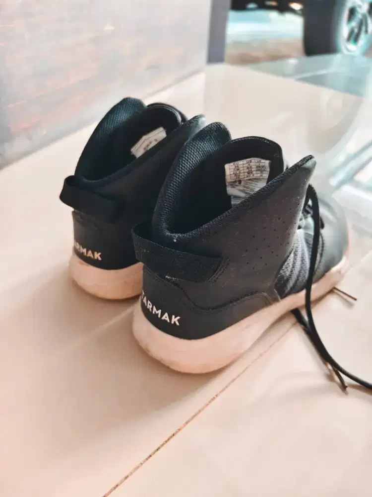 Sepatu basket TARMAC