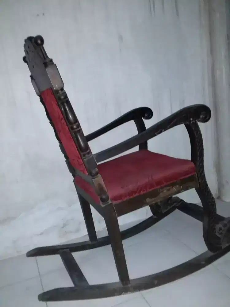 Kursi antik /ayunan