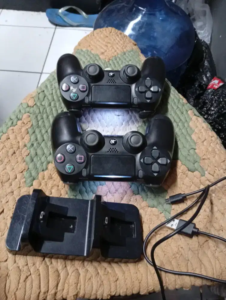 2 Stik OM PS4 Lightbar
& dock charging