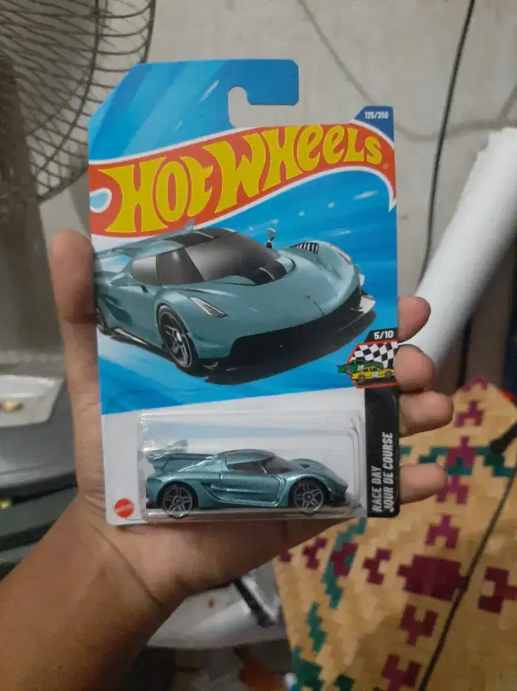 Hotwheels Koenigsegg Jesko warna biru