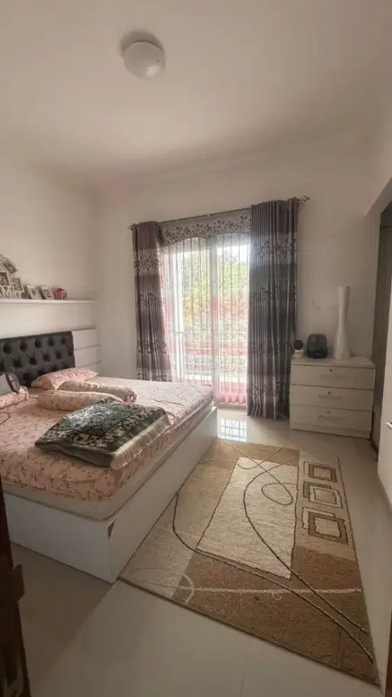 DIJUAL RUMAH 2 LANTAI RAPIH SEMI FURNISH DI DALAM KOMPLEK CIPAYUNG