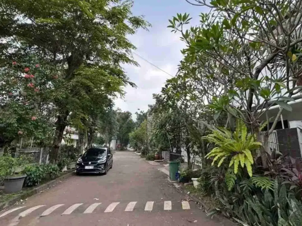 Harga Menarik!! Rumah 2 Lantai Kalibata Pancoran LT 237 m² Lingkungan Asri Akses Mudah