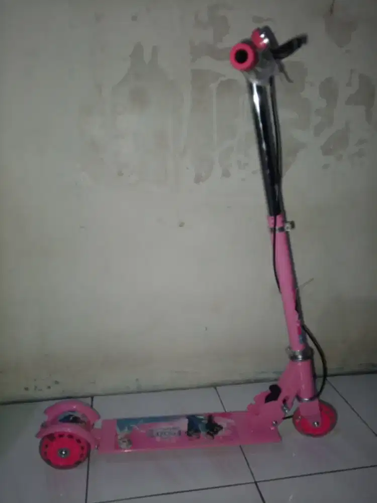 Skuter anak perempuan anak kecil