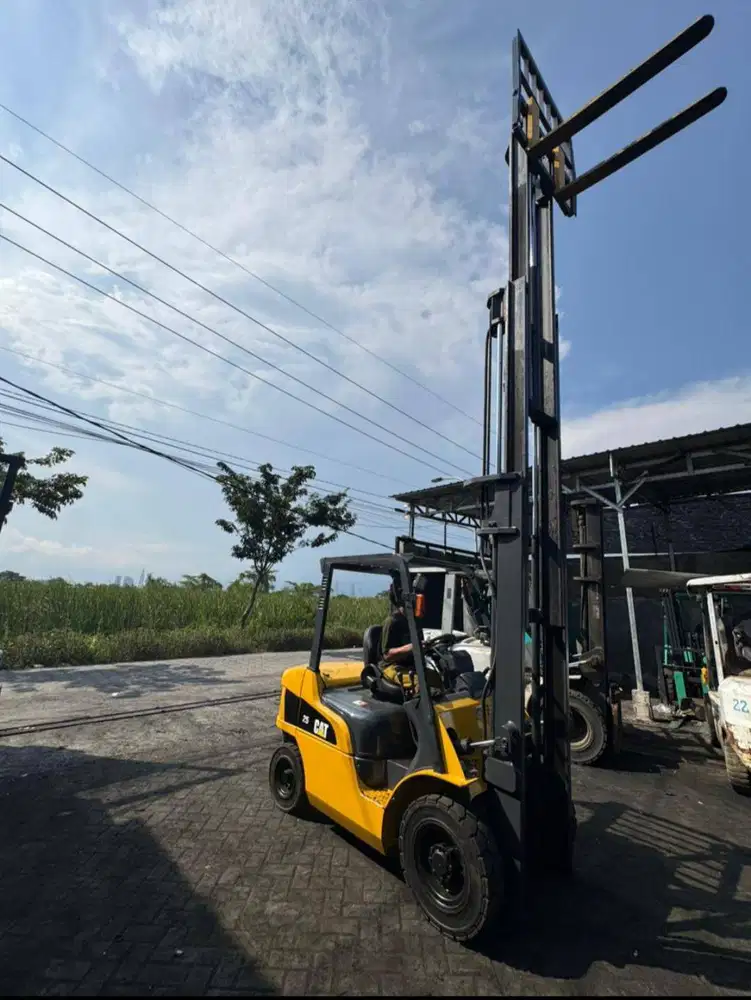 READY FORKLIFT BEKAS CATERPILLAR 3 TON TAHUN MUDA BERGARANSI MESIN