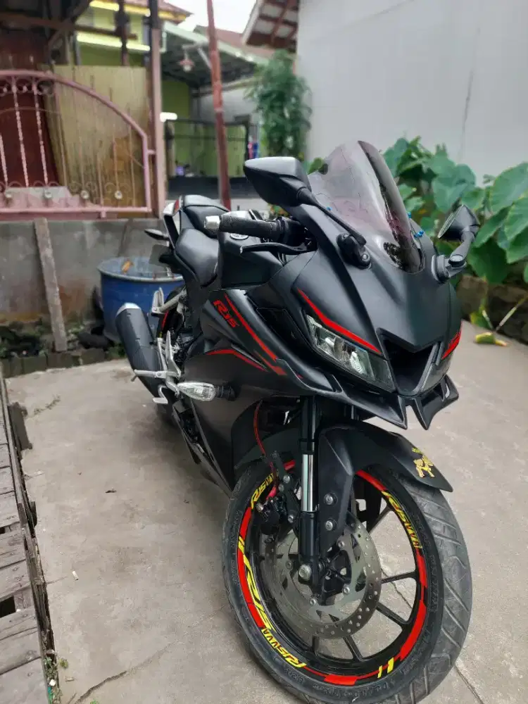 Di jual R15 v3 tahun 2017 warna hitam dop alimited  edition