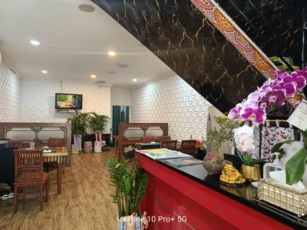 Dibutuhkan waitress berpenampilan menarik,baik dan bertanggung jawab