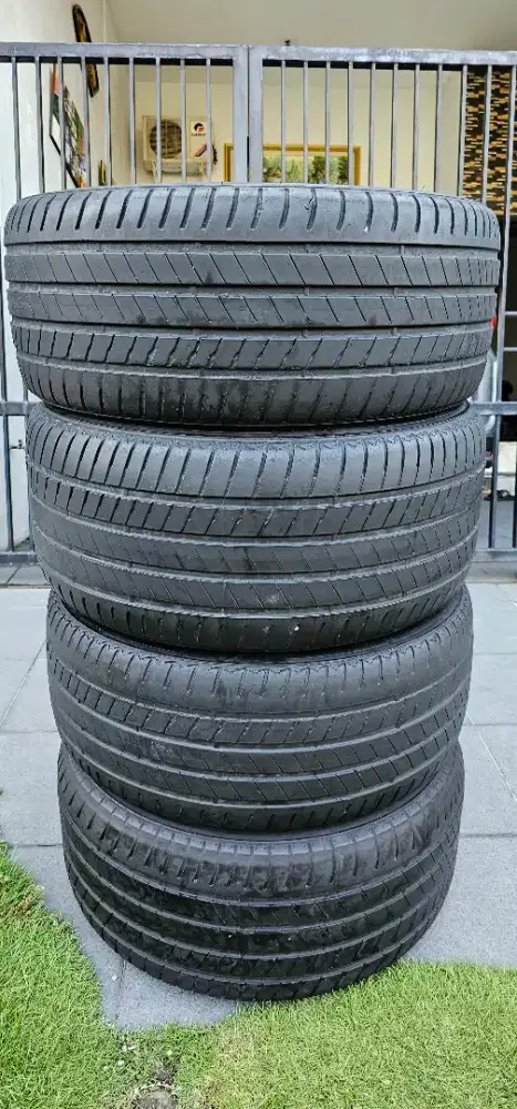 Ban Bridgestone Alenza 001 RFT 305/40/20
