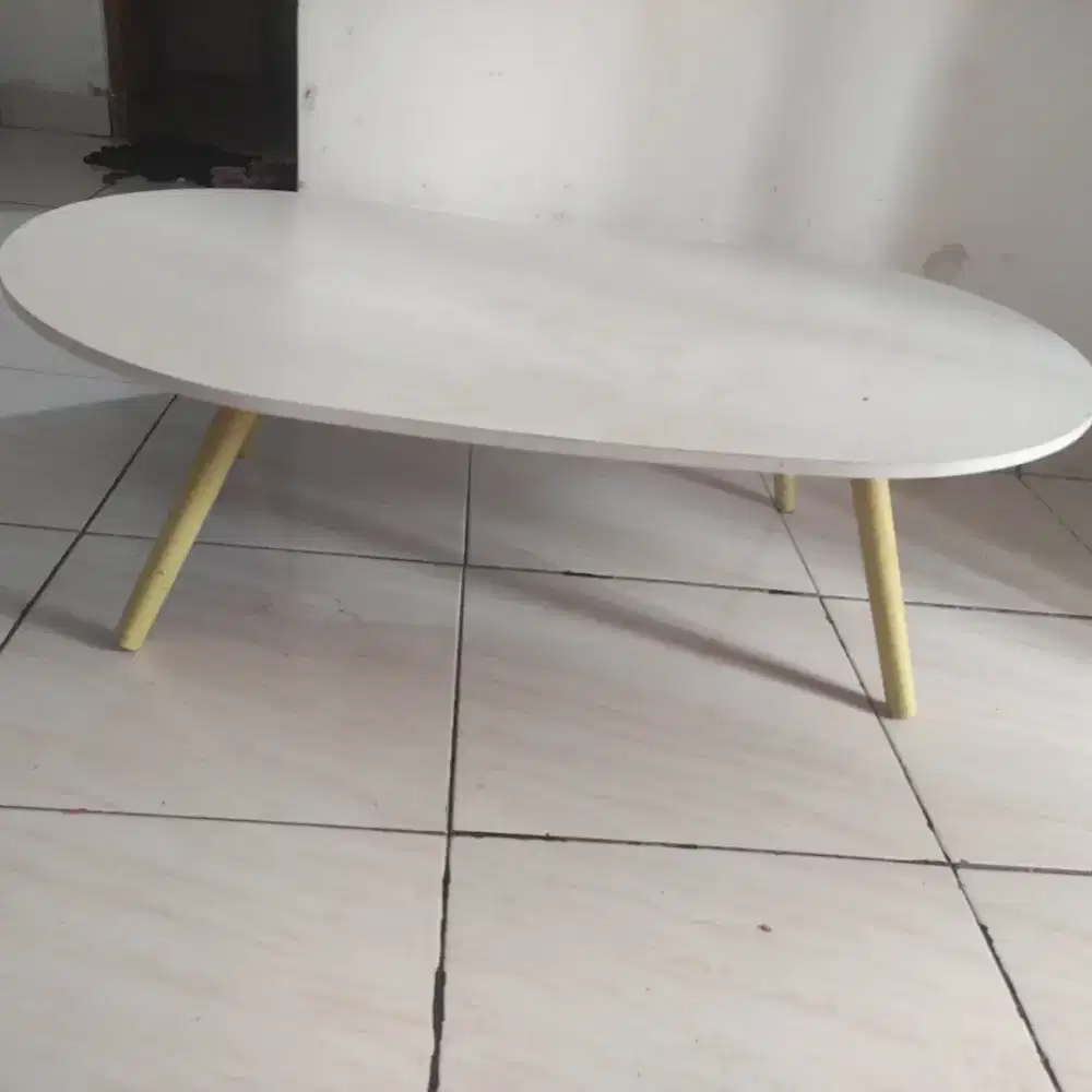 Meja minimalis putih