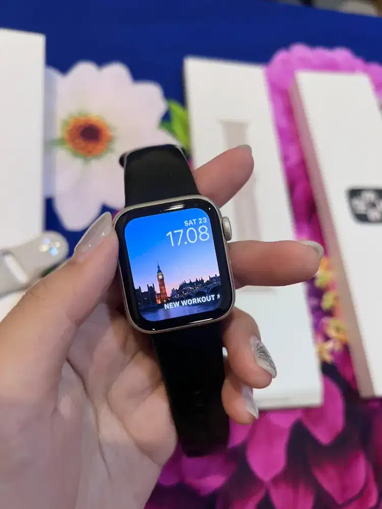 Apple Watch SE (2nd Gen) 40 mm Starlight sport band