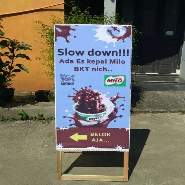Pusatnya a banner standing segitiga mmt flexi spanduk kuliner UMKM