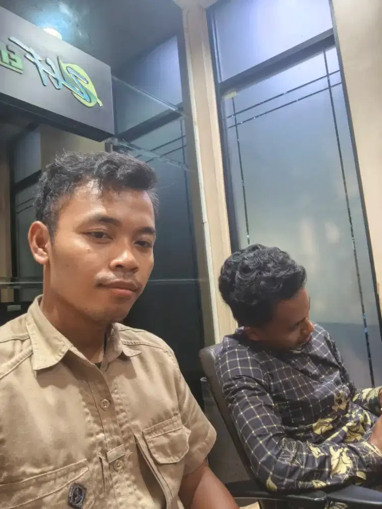 Bapak ibu Yang Terhormat Saat ini saya sedang membutuhkan pekerjaan