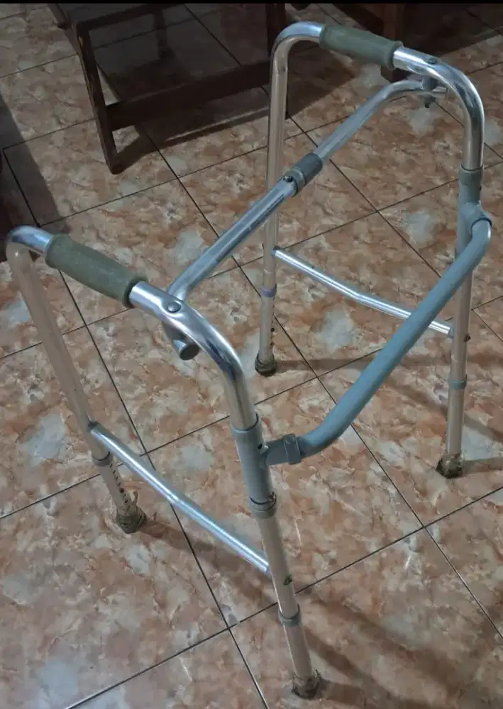 ALAT BANTU JALAN