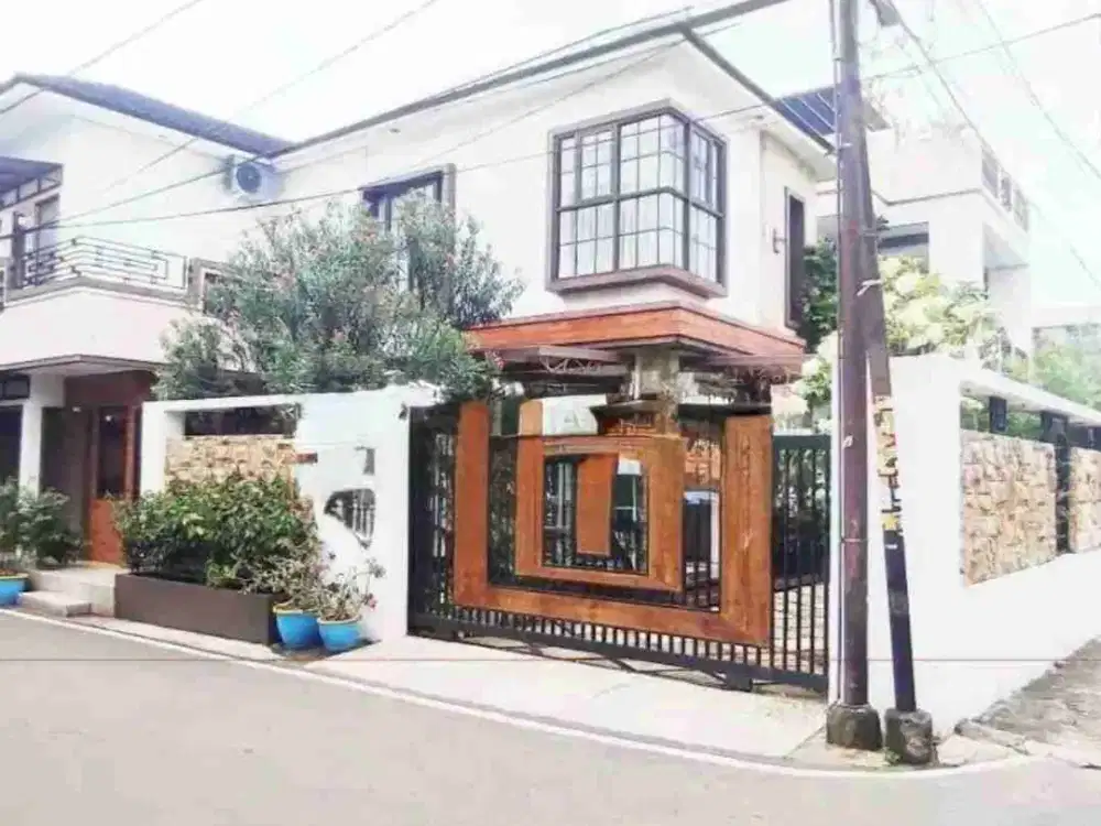 Harga Menarik! Rumah Hook 3 Lantai Siap Huni  di Kebayoran Lama