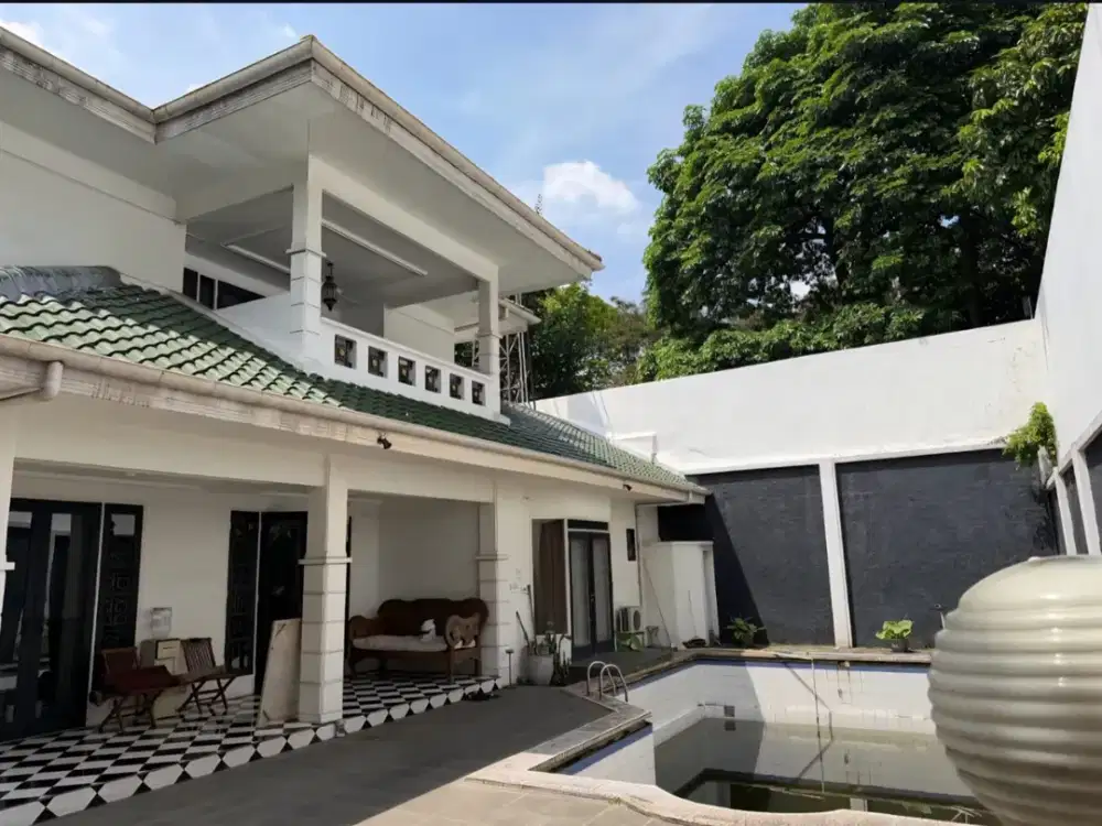 Jual Rumah Cantik Mewah 2 Lantai dengan Kolam Renang, SHM, Siap Huni Luas Tanah 612m2 di Kemang Jakarta Selatan