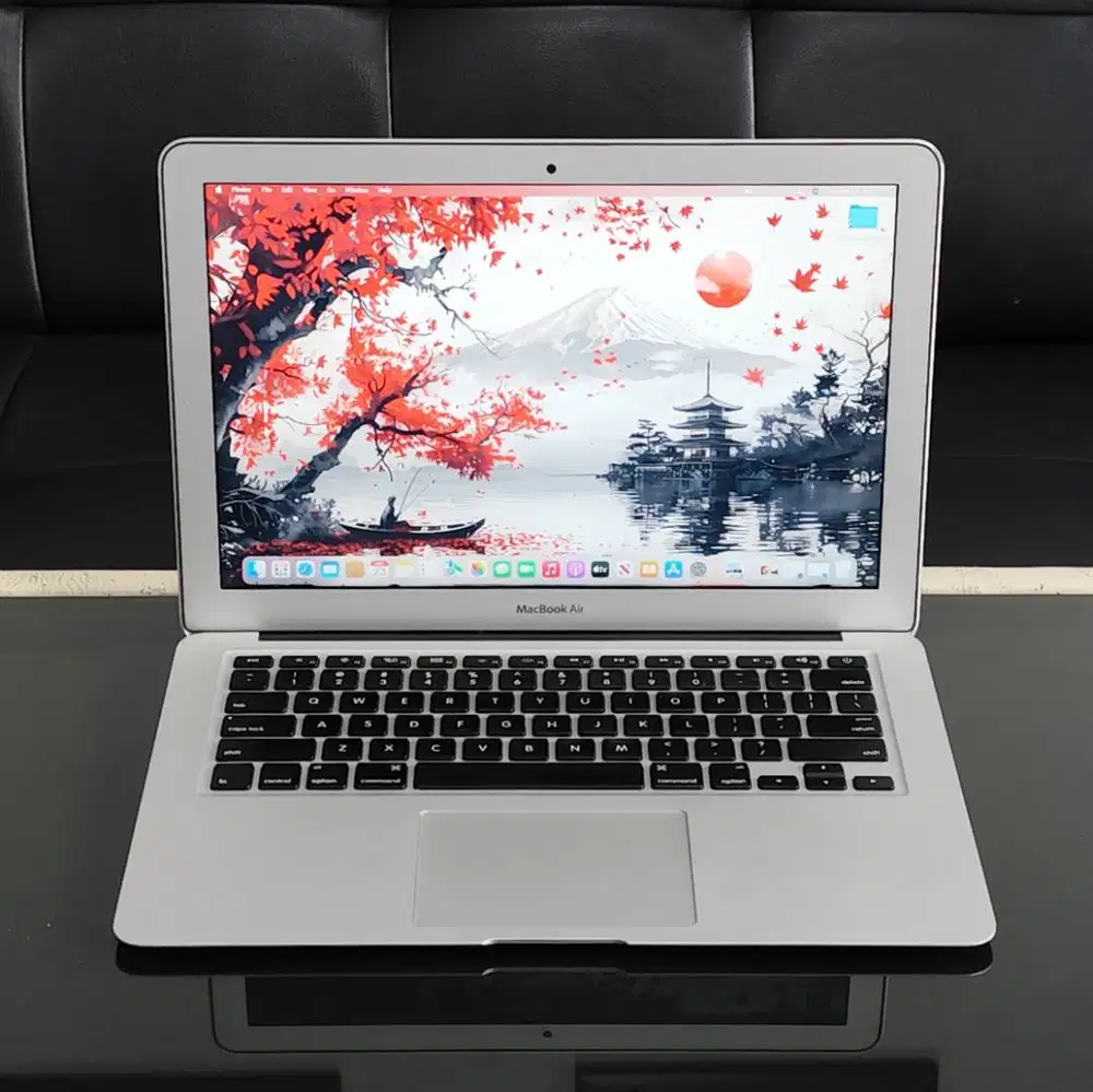 MacBook Air 13” Early 2015 – Core i7 RAM 8GB SSD 256GB Siap Pakai!
