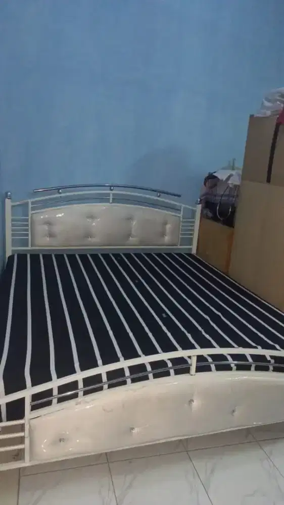 Ranjang besi ukuran 180*200