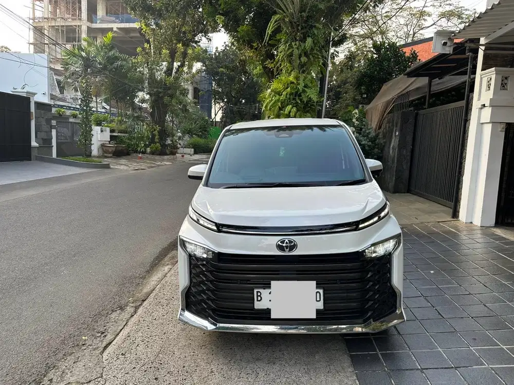 Toyota Voxy 2.0 CVT 2023 Istimewa
