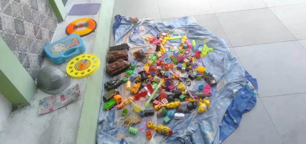 Di jual 2 kantong plastik mainan anak murah meriah aja buruan
