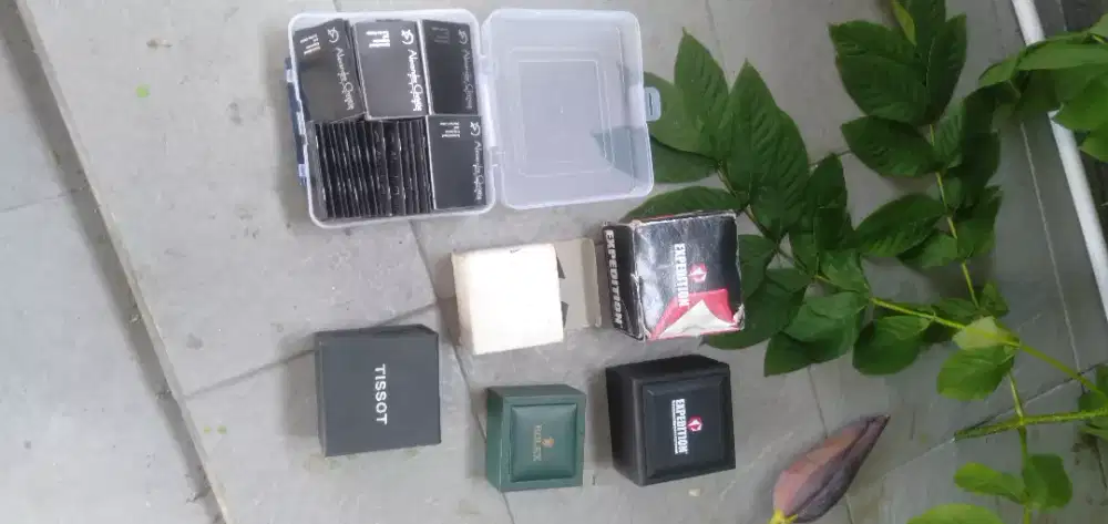 Di jual semua macam kotak,buku,kartu,jam wa dan hp murah meriah
