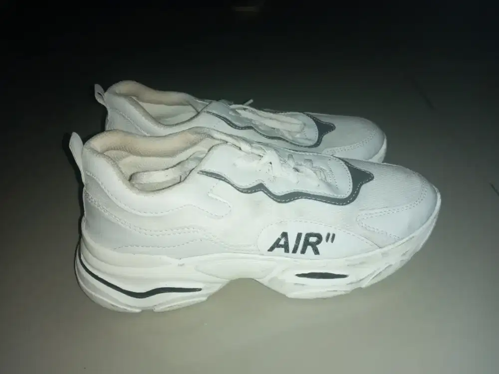 Sepatu putih buat jogging merek air