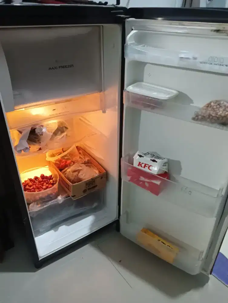 Kulkas 2 unit merek LG jumbo dan Thosiba Glacio