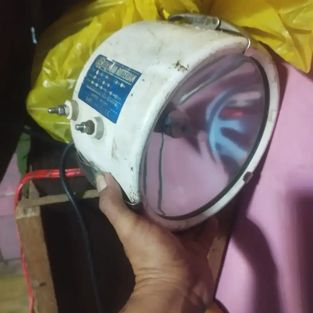 Lampu sorot kpl laut kondisi bekas mau sy jual krn Ter lalu bsr watnya