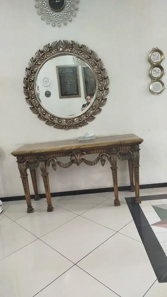 Meja konsul cantik