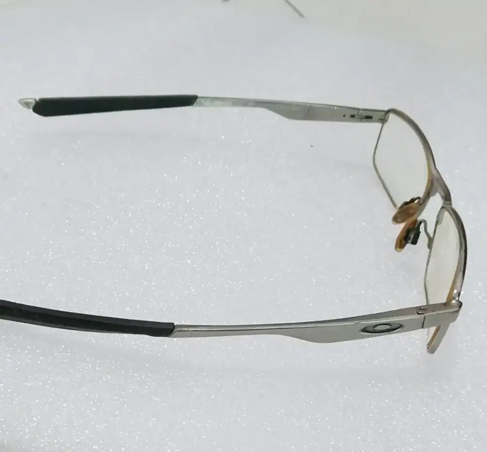 Kacamata OAKLEY