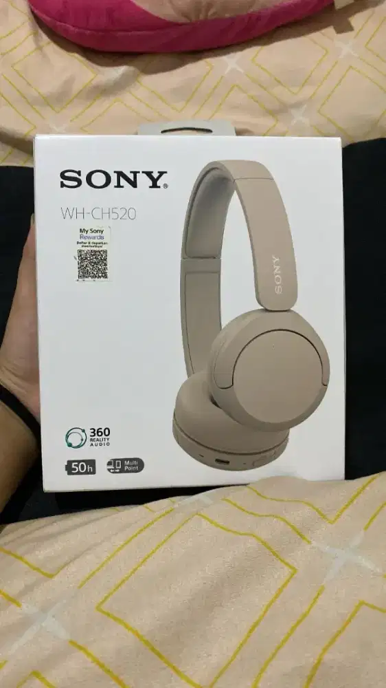 headphone nirkabel (wireless) tipe on-ear Sony WH-CH520,