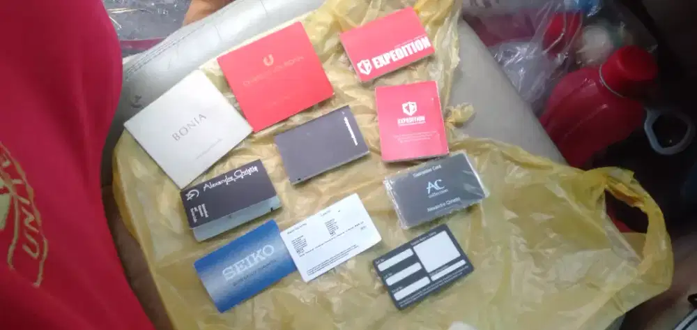 Di jual  kartu,buku jam baru semua dan murah wa ,hp yg cepat dia dpt