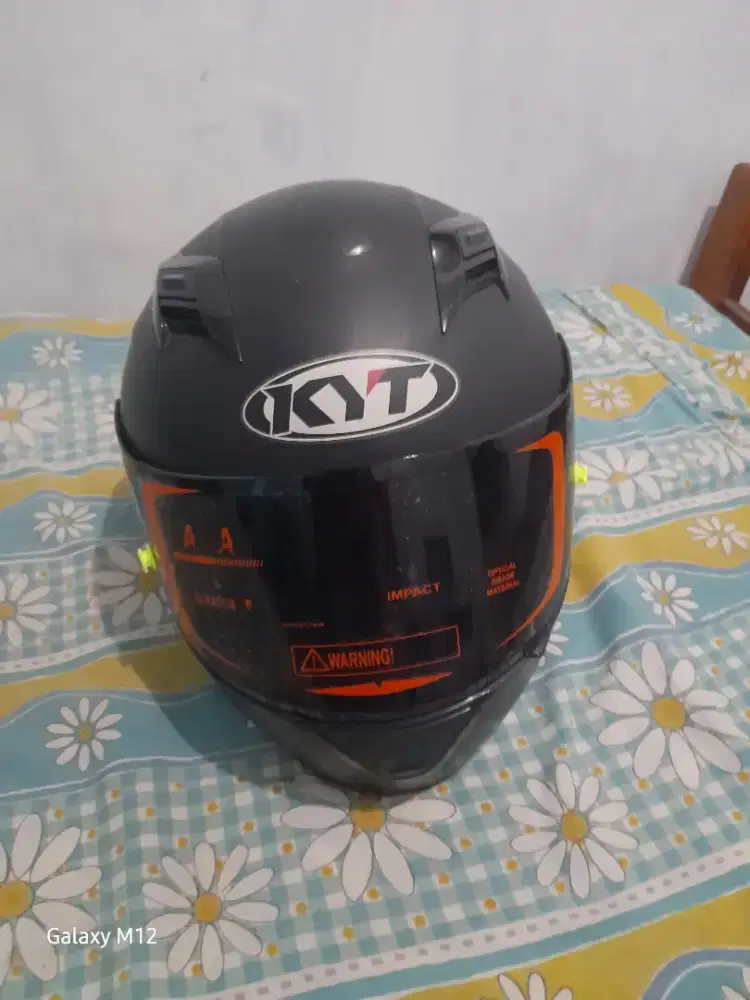 Helm KYT R10 kondisi bagus