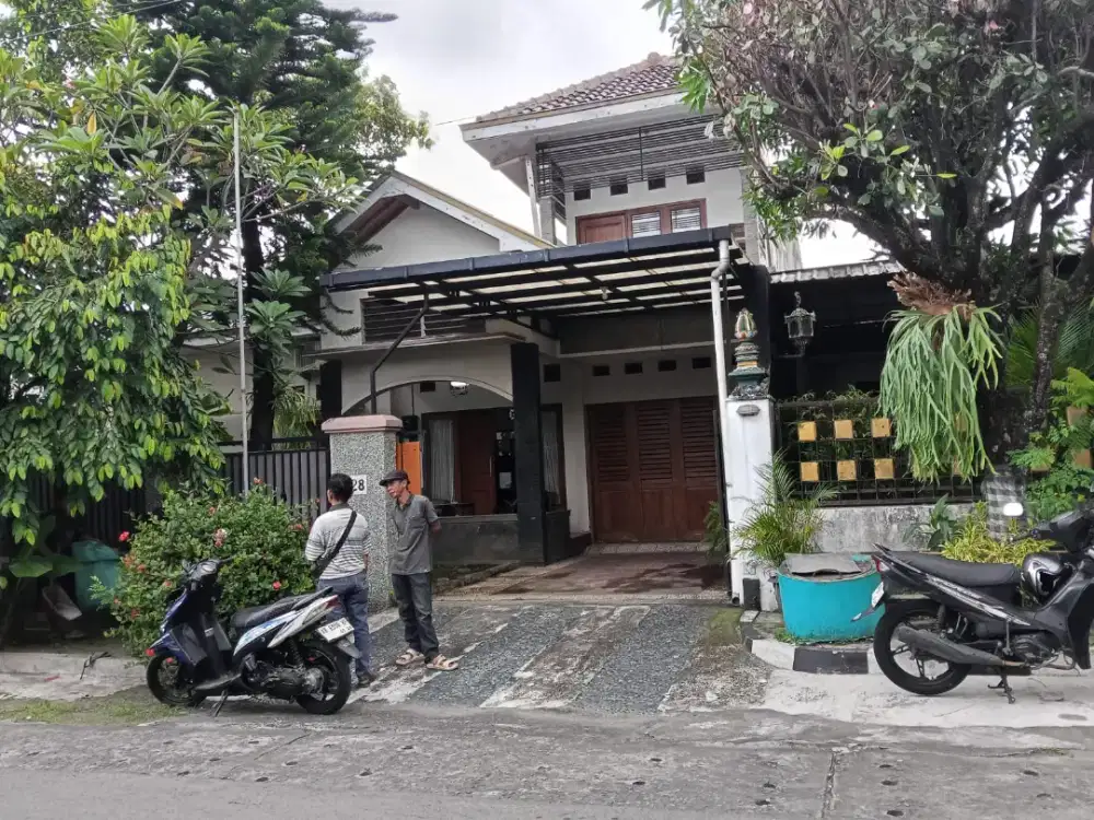 Rumah besar plus perabotan dekat jalan menteri Supeno Umbulharjo Yogya
