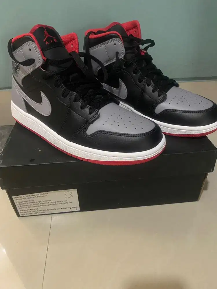 For sale Nike air jordan 1 Mid red for men.