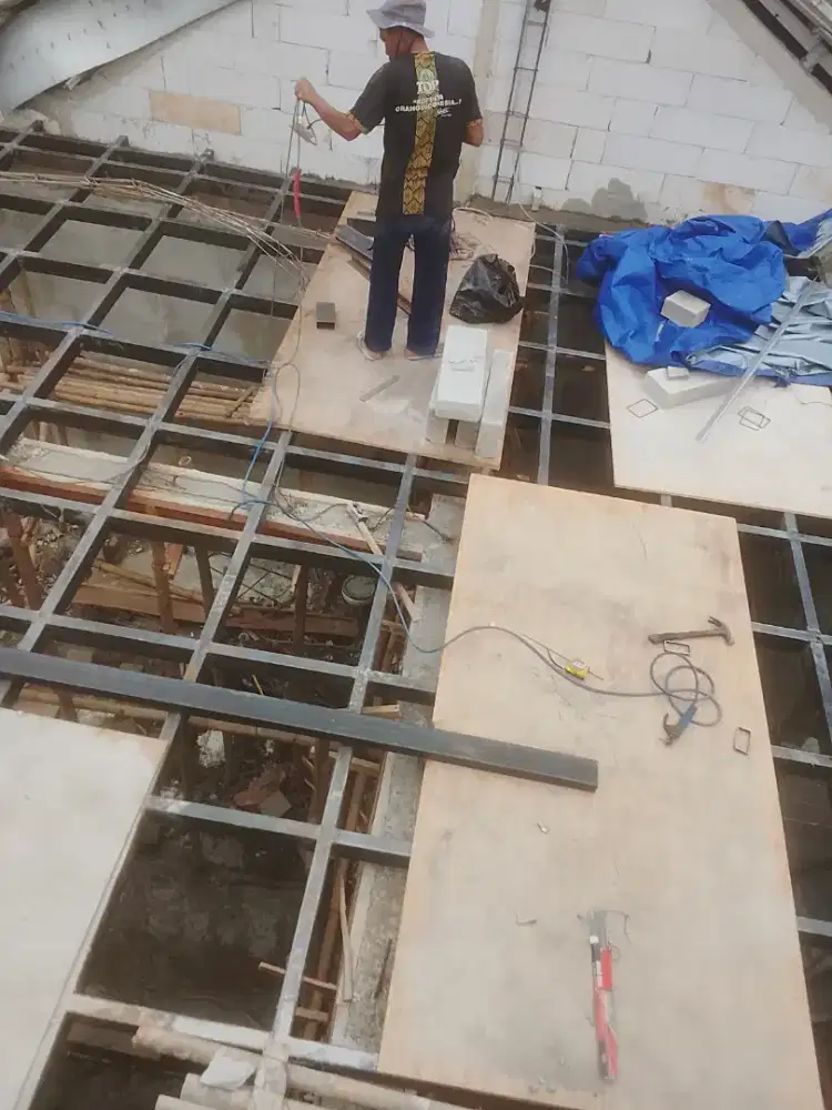 Mezzanine dan atap kanopi