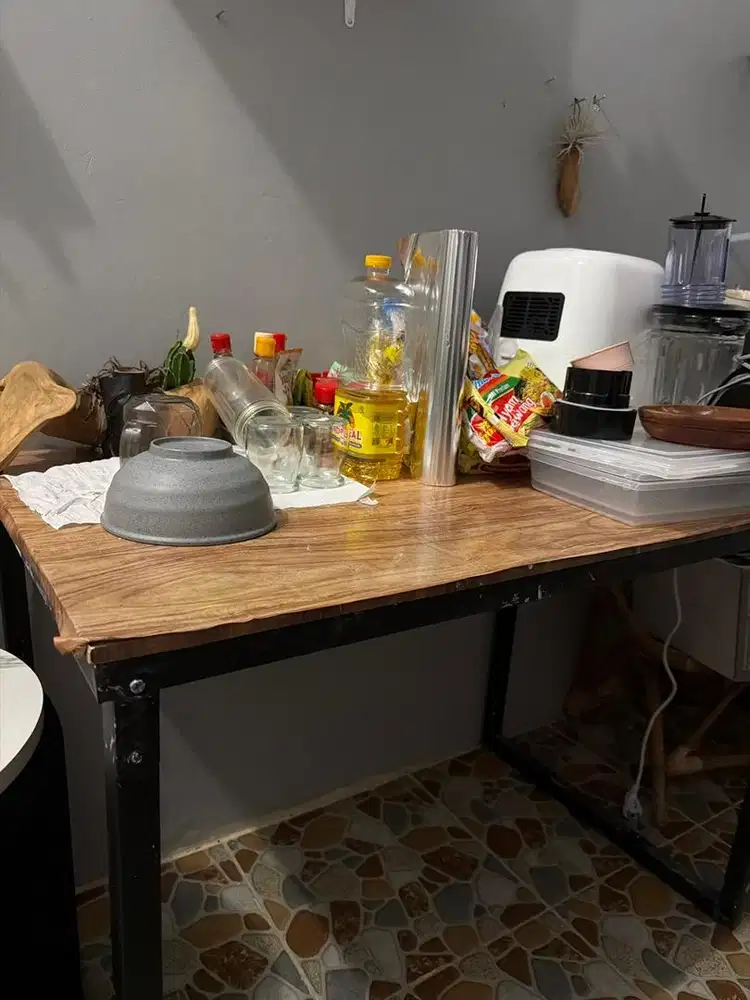 Meja makan keluarga