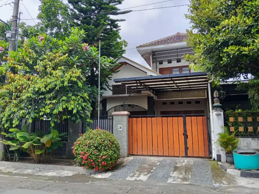 Dikontrakkan rumah mewah di barat XT Square dkt Lapangan Sidokabul