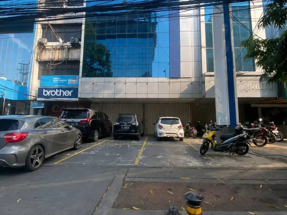 Disewakan Gedung Ex Bank Melawai Raya Kebayoran Baru – 4 Lantai + Rooftop, Pinggir Jalan Utama