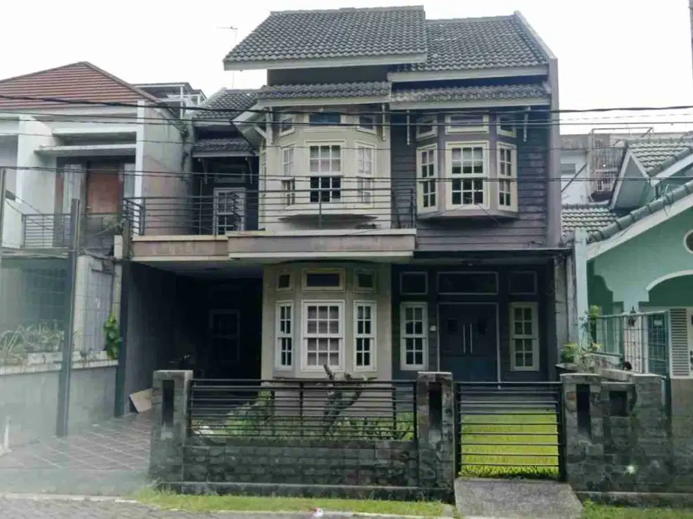 Dijual Rumah 2 Lantai Siap Huni Bergaya Klasik Modern di Villa Galaxy