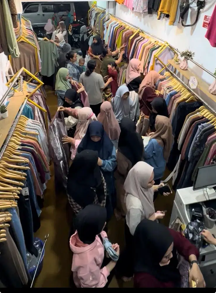 Penjaga toko yg ramah & komunikatif