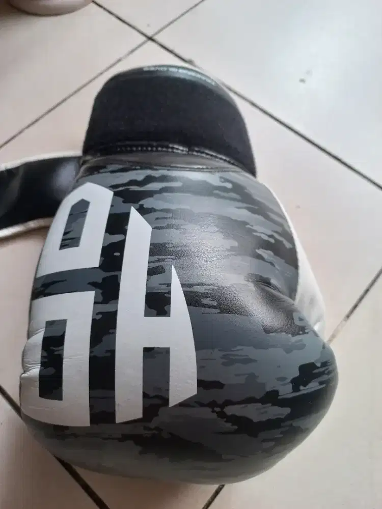 Boxing Gloves 12 Ons  Like New 5x pakai