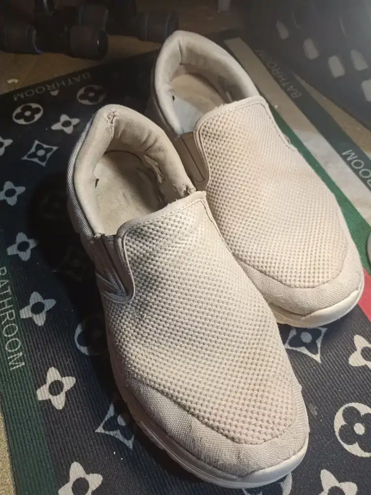 Sepatu santai slip on Skechers