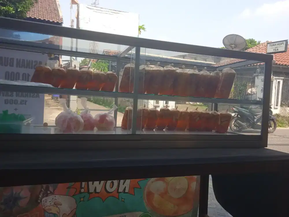 Di jual etalase kaca 2 rak kondisi masih seperti baru