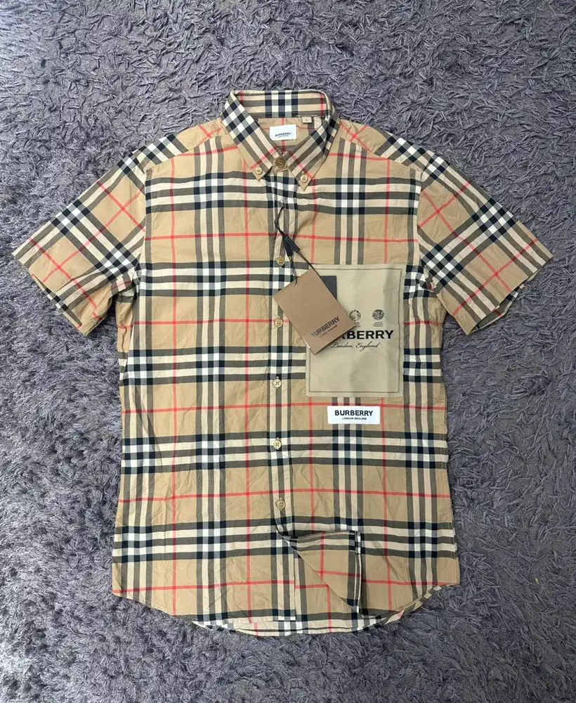 Kemeja burberry size L bisa pakai M