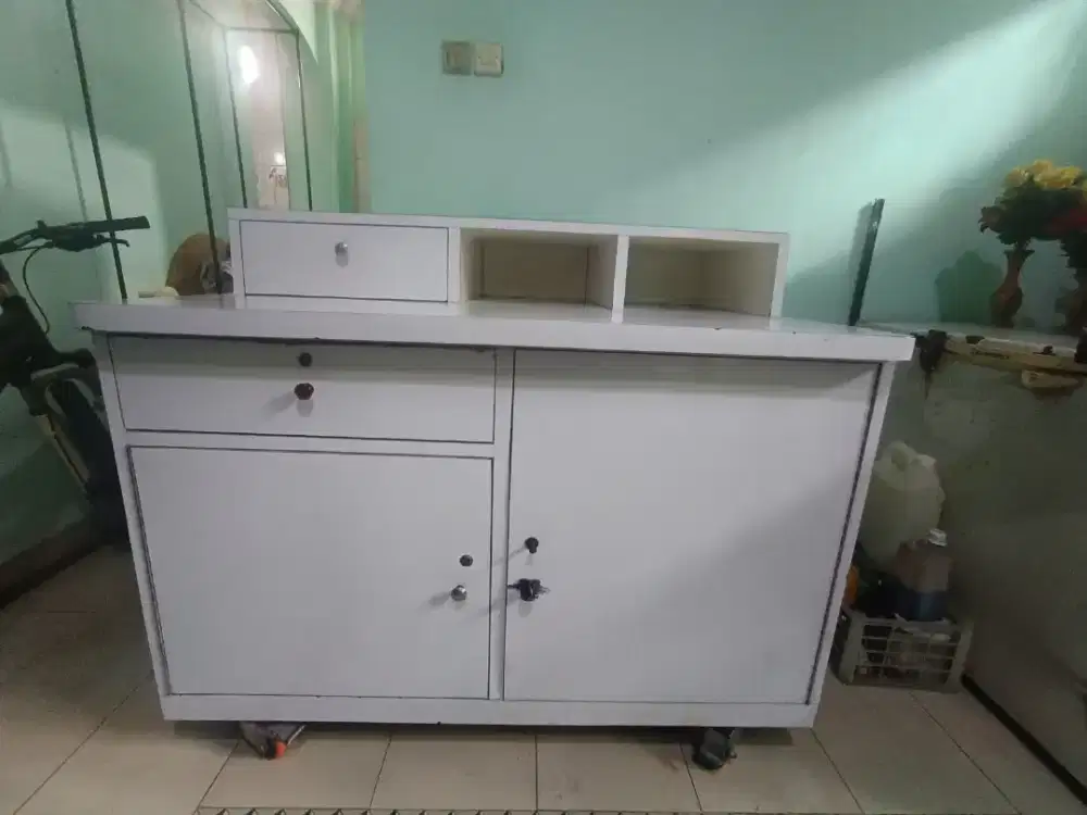 Dijual Meja dagang / Meja Lemari / Meja Etalase