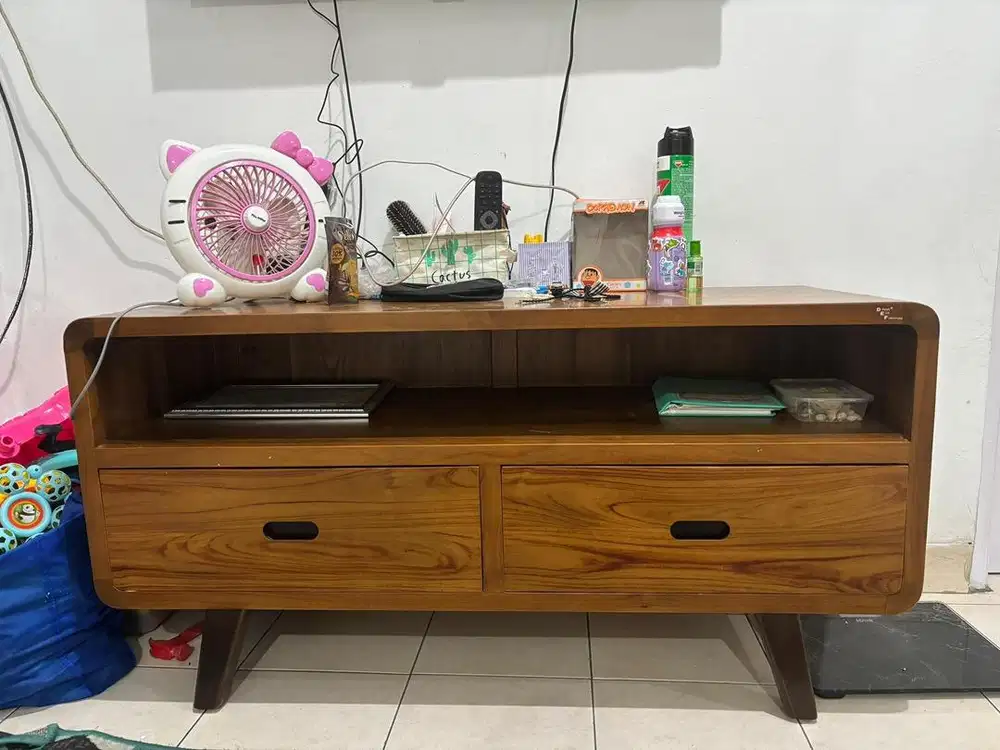 Meja kayu TV merek Diana Eva