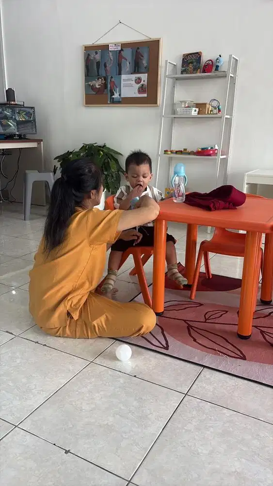 Pengasuh momong anak